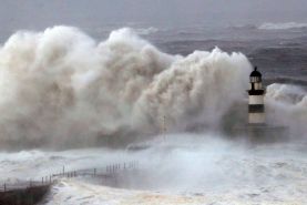 طوفان آرون در بریتانیا حداقل دو کشته بر جای گذاشت و باعث قطعی برق شد