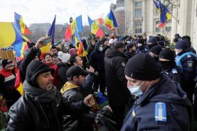 حمله معترضان رومانیایی به ساختمال پارلمان این کشور در اعتراض به قوانین کرونا