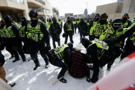 دستگیری معترضان کانادایی توسط پلیس