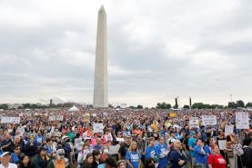 راهپیمایی ده ها هزار نفری در آمریکا در اعتراض به خشونت های مسلحانه 